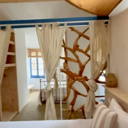 La Maison Pres De La Fontaine Et La Du Pecheur